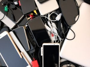 Dispozitive electronice vechi pregătite pentru reciclare.